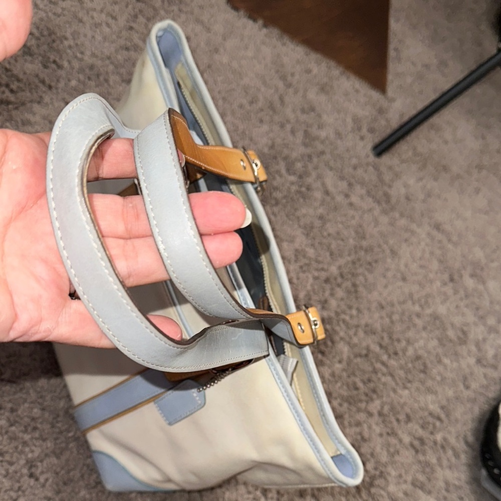 Coach Cream and Tan Shoulder Bag with Elegant Design - Picture 5 of 9